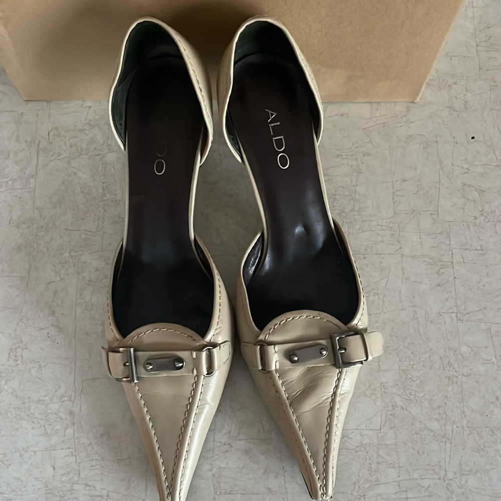 Aldo. Cream low heel shoe sz 8